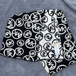 Reversible Michael Kors knit scarf